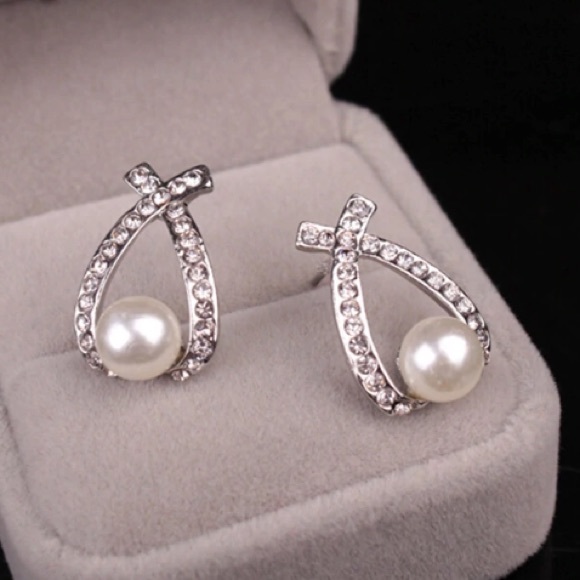 NEW!💙💎SILVERY!💍BEAUTIFUL PEARL LOOK💍STUDS!💎💙 - Picture 3 of 8